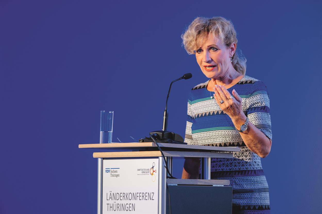 Birgit Keller, Thüringens Ministerin für Infrastruktur und Landwirtschaft, eröffnete die Länderkonferenz mit ihrer verkehrspolitischen Rede.